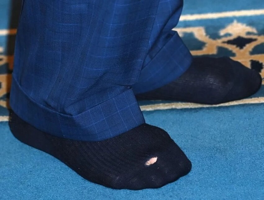 "Он один из нас!": британцев умилил дырявый носок принца Чарльза