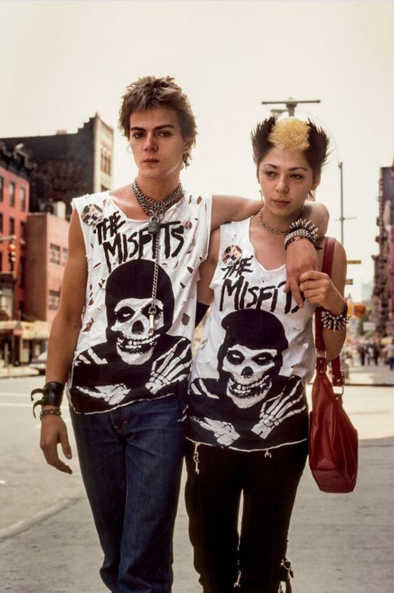 Молодая пара панков прогуливается по Нью-Йорку в футболках Misfits, 1981 г. Фото Robert Herman