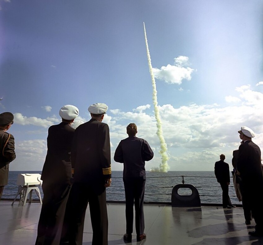 Президент Джон Ф. Кеннеди наблюдает за пуском ракеты «Поларис» с находящейся в надводном положении подводной лодки «Эндрю Джексон» у побережья Флориды. 16 ноября 1963 года