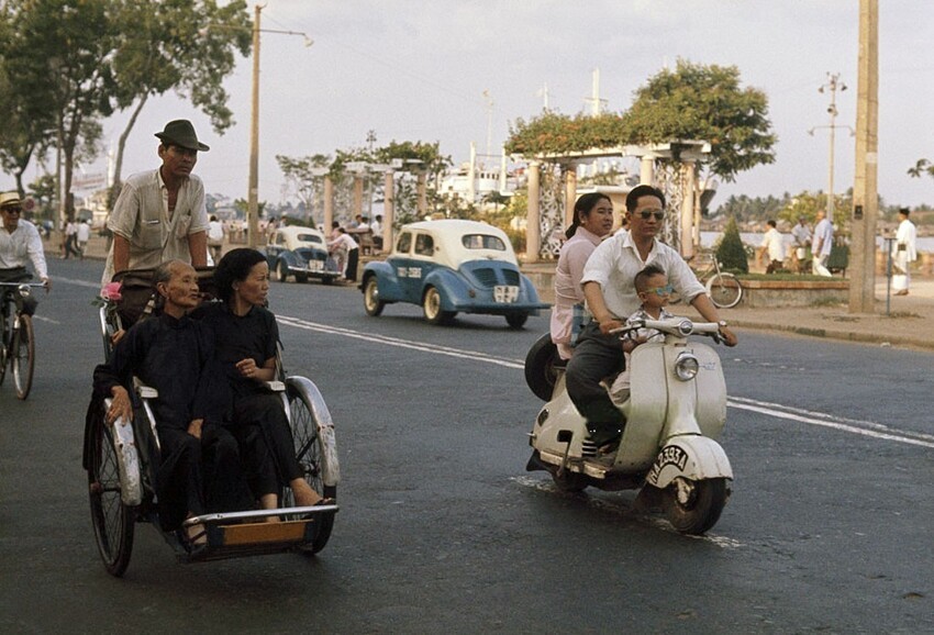 Колоритный сайгонский трафик, Вьетнам, фотограф Wilbur E. Garrett, 1961 год