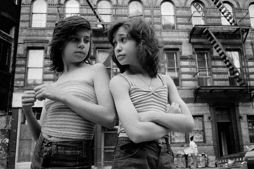 Ди и Лиза на Мотт стрит , Нью-Йорк 1976 год. Фотограф Сюзан Мейселас