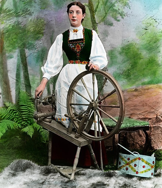  Женщина в национальном костюме с прялкой. Норвегия. 1907 год. (фото раскрашено)