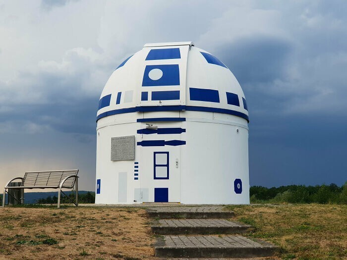 14. Профессор перекрасил обсерваторию в гигантского R2-D2
