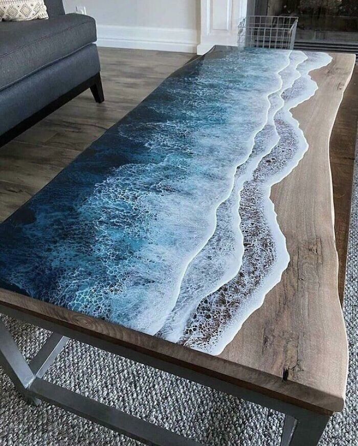 4. Потрясающий деревянный стол, напоминающий берег моря