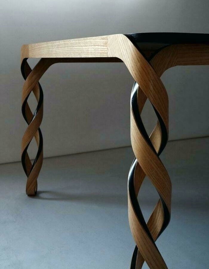 21. Деревянный стол со спиральными ножками