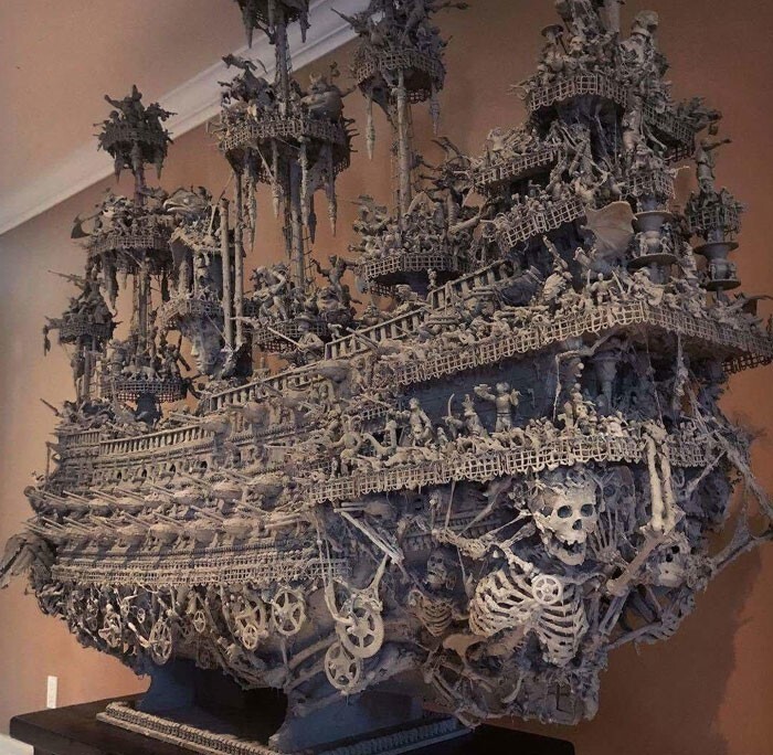 11. Модель пиратского корабля высотой 2,4 метра и длиной более 2,2 метра, на сборку которой ушло 14 месяцев