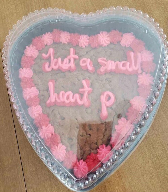 23. "Сестра не хотела ничего писать на торте ко Дню святого Валентина, поэтому попросила «просто маленькое сердечко, пожалуйста»"