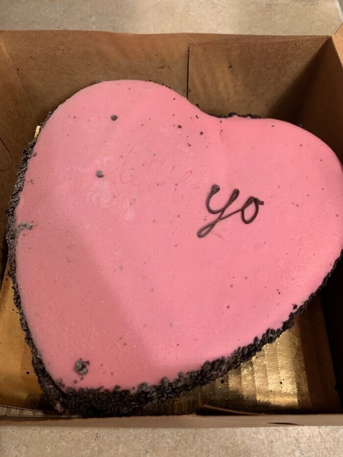 16. "На торте-мороженом, который я заказал на День святого Валентина, было написано «Я люблю тебя», но парочка букв отвалилась во время транспортировки"