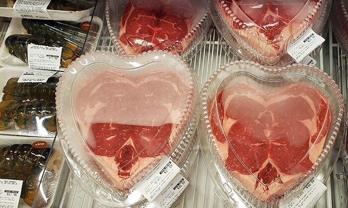 26. "В местном продуктовом магазине ко Дню святого Валентина продают куски мяса в форме сердца"