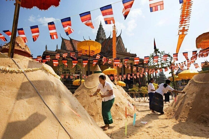 Индульгенция по-камбоджийски: зачем жители Камбоджи строят песчаные холмы