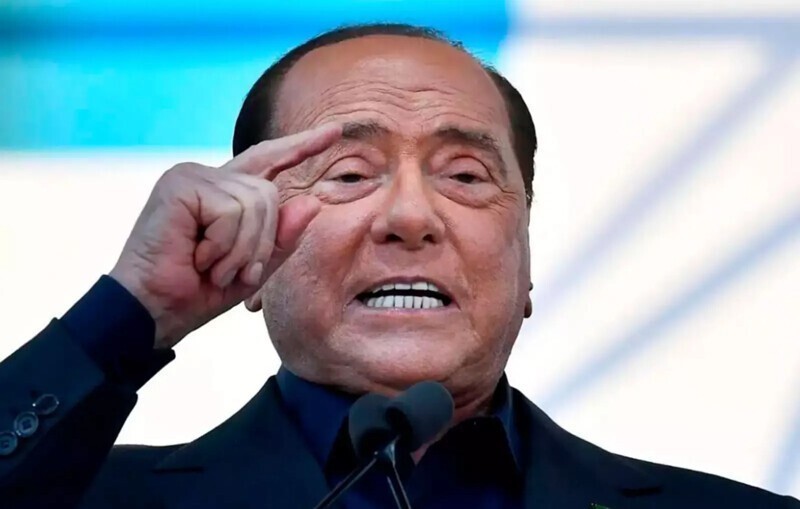 Берлускони заявил, что не стал бы встречаться с Зеленским
