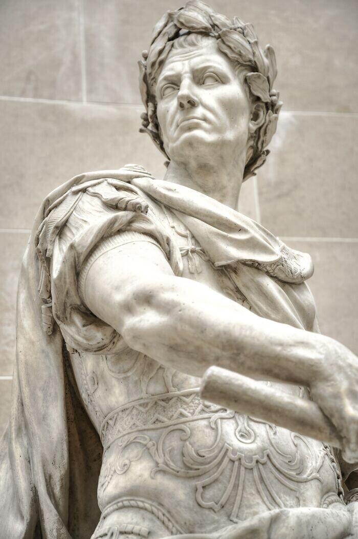 Миф: греческие статуи были белоснежными. Реальность: греческие художники покрывали их яркими красками, просто они сошли от времени
