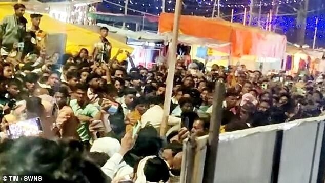 В Индии бык ворвался в толпу, покалечив 14 человек