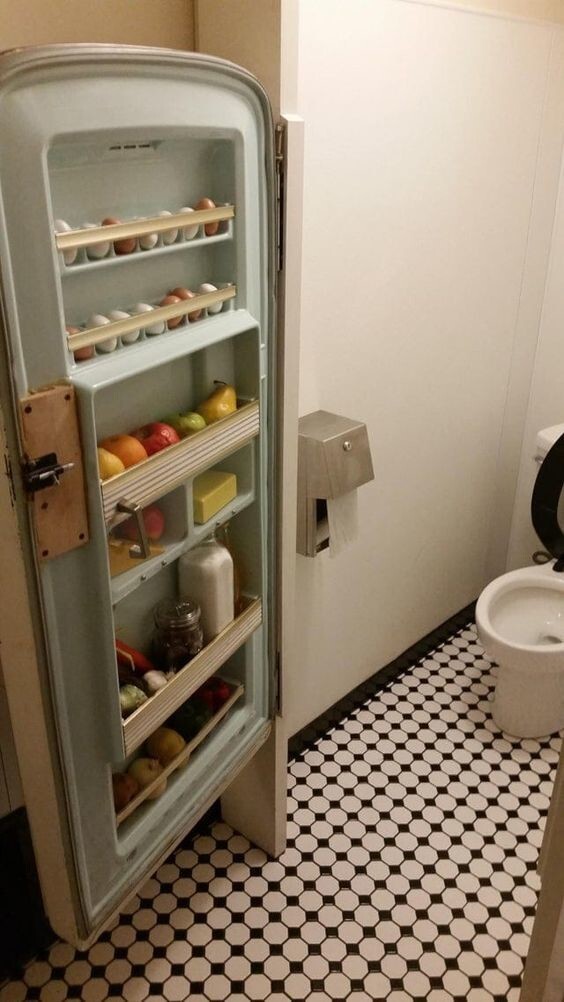 15. Тут прямо дизайнерское решение: дверь от холодильника вместо туалетной да ещё и многофункциональная 