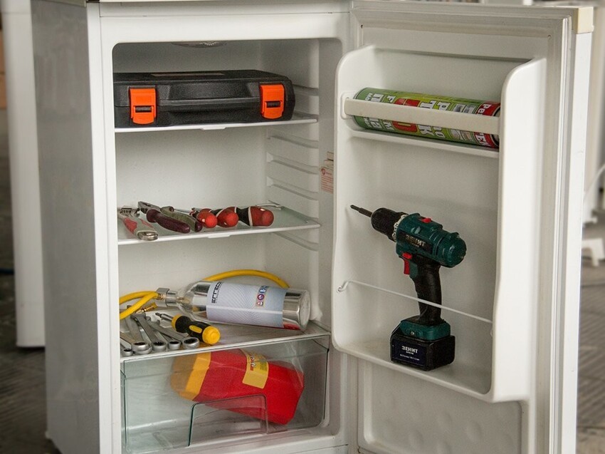1. Начнём с того, что старый холодильник может стать прекрасным местом для хранения самых разных вещей