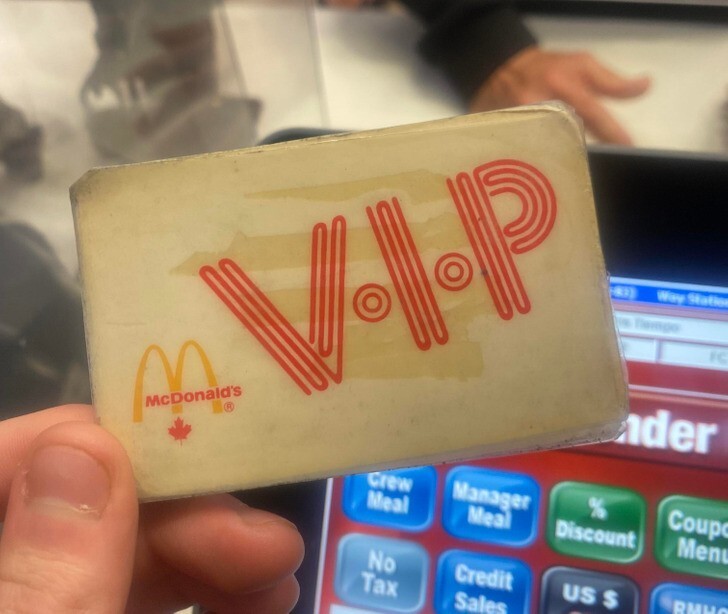 25. "Сегодня к нам пришел пожилой клиент с VIP-картой McDonald’s"