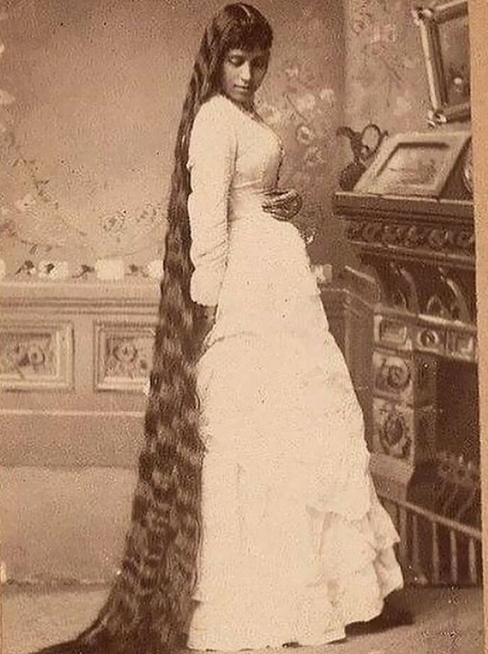 23. Викторианская девушка с очень длинными волосами на модном фото 1890-х годов