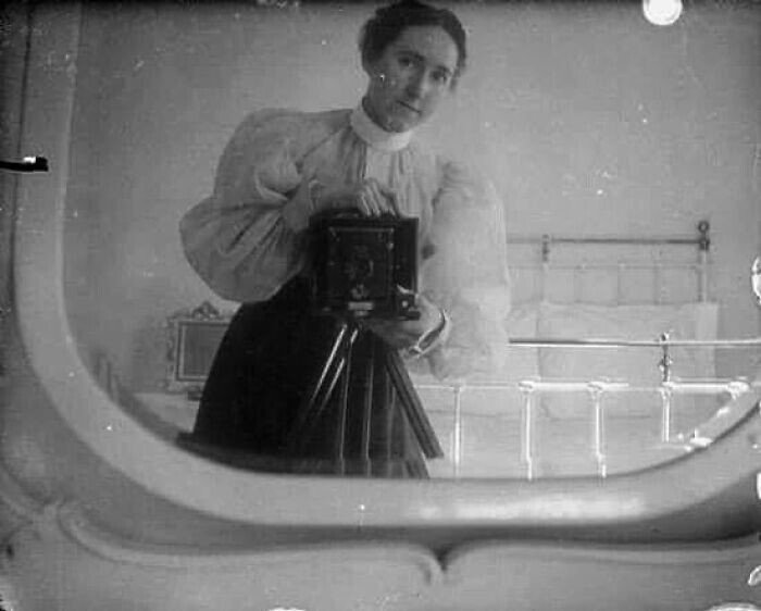16. Молодая викторианская леди делает зеркальное селфи. Примерно 1900 год