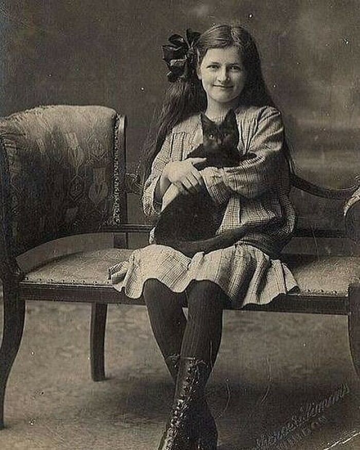 9. Юная англичанка викторианской эпохи позирует со своим котом, 1890-е годы