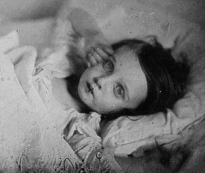 27. Трогательная и последняя фотография девочки, которая была неизлечимо больна и вскоре скончалась. Примерно 1850-е годы