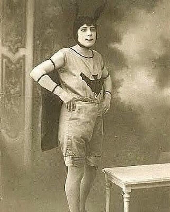 21. Женщина в костюме Бэтгерл в 1904 году, за 35 лет до создания Бэтмена в 1939 году и за 57 лет до создания Бэтгерл в 1961 году