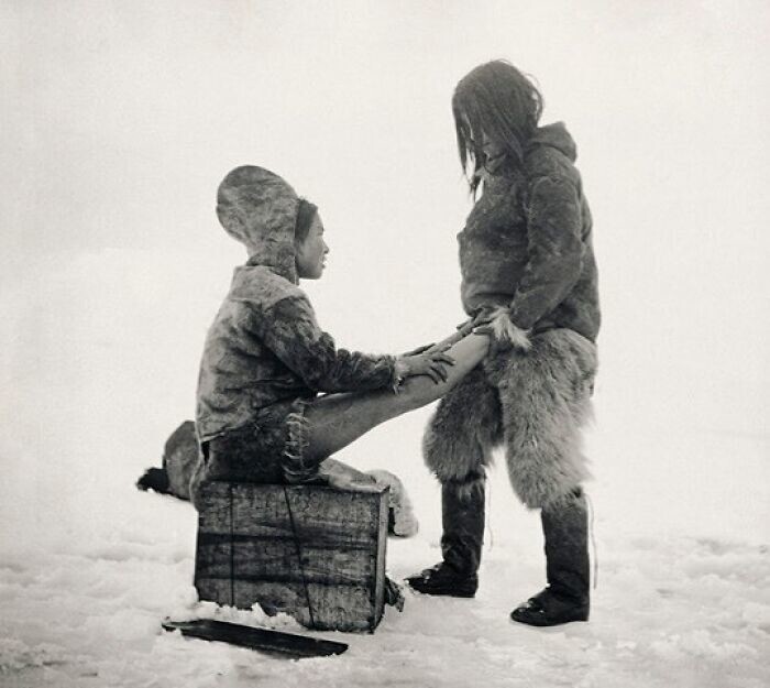 32. Журнал Autre, 1890-е. Инуит греет ноги жене, Гренландия