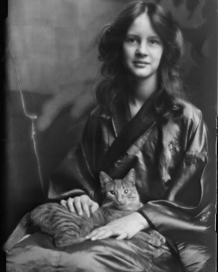 13. Винтажный студийный портрет девушки с кошкой, примерно 1913 год
