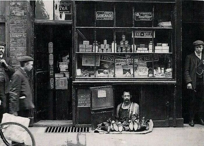 33. Самый маленький магазин в Лондоне, занимаемый сапожником, на Бейтман-стрит, 4, Сохо. 1910 год