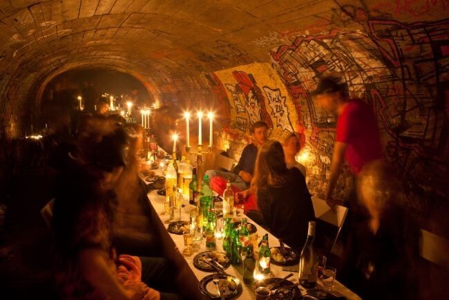 Туристы спустились через люк в заброшенные катакомбы Парижа