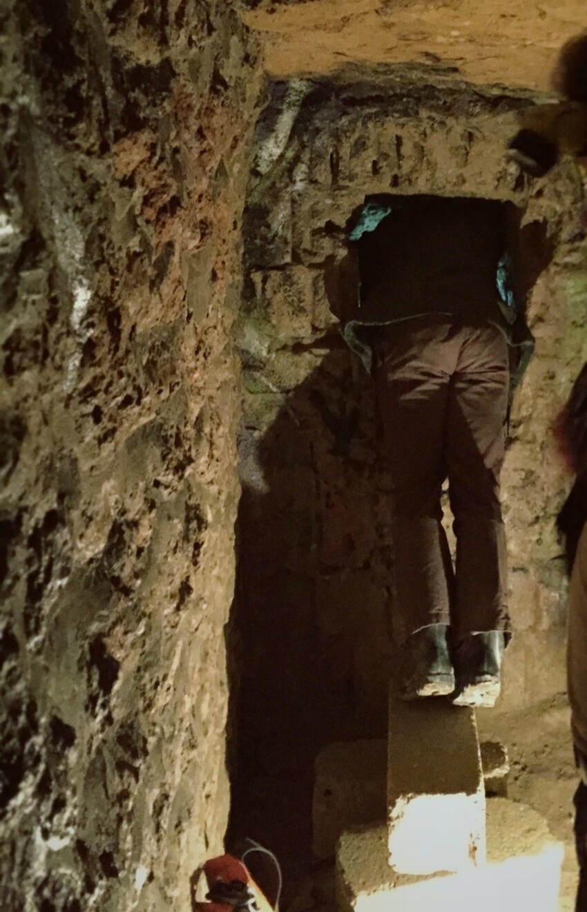 Туристы спустились через люк в заброшенные катакомбы Парижа