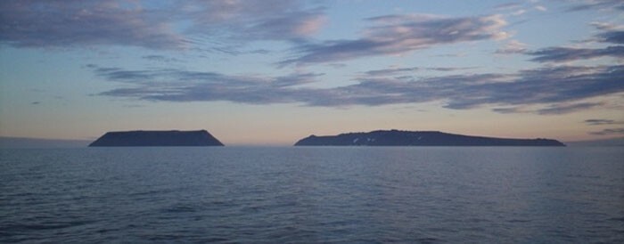 5.  Расстояние между островами Диомида составляет 4 километра, а разница во времени — 20 часов