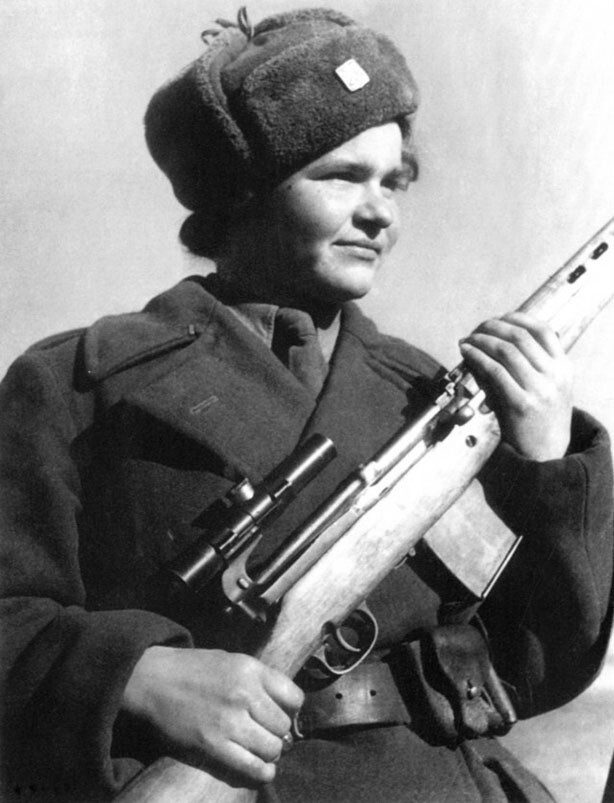 Снайпер чехословацкого батальона Мария Лялькова-Ластовецка с винтовкой СВТ-40, 1943 год