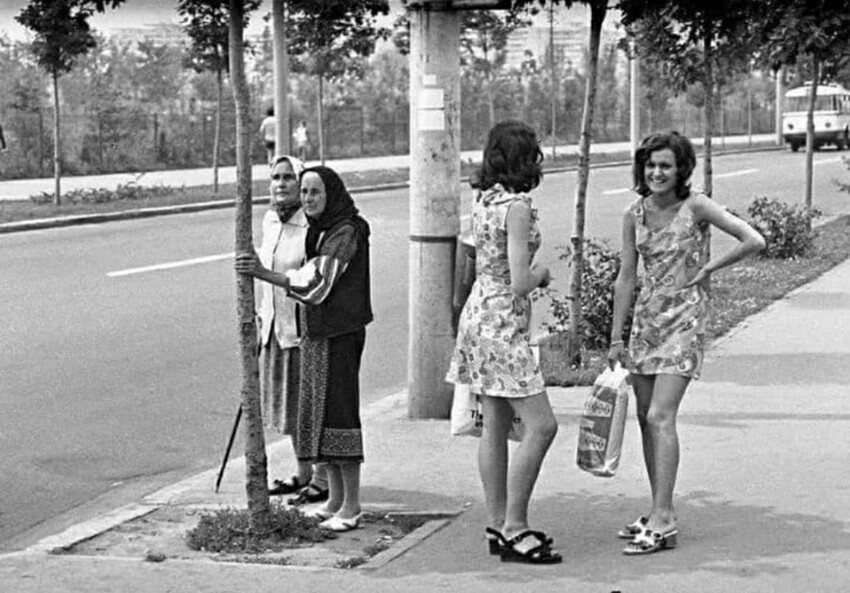 На автобусной остановке. Фотограф Ю. Кривонос, Бухарест, Румыния, 1973 год
