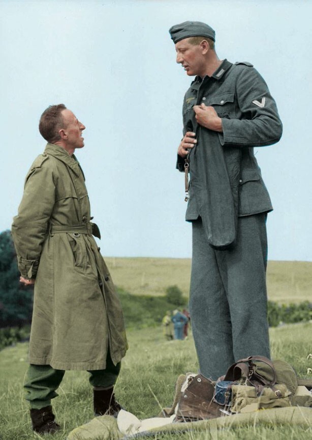 Якоб Накен (221 см), самый высокий солдат Вермахта за всю историю, беседует со канадским капралом Бобом Робертсом, рост которого всего 160 см, после того, как он сдался в плен близ Кале в сентябре 1944 года. Франция
