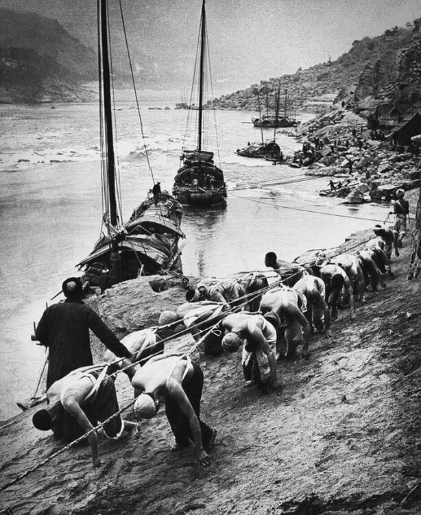 Бурлаки на реке Янцзы. Китай, 1946 год