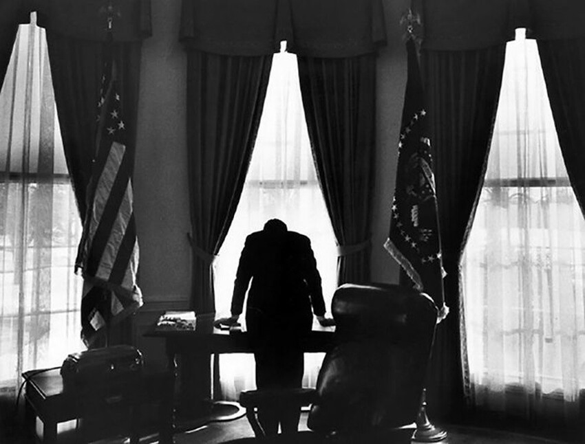 Фотография, известная под названием "Самая одинокая работа". Президент Джон Ф. Кеннеди склоняется над своим столом. 11 февраля 1961 года.