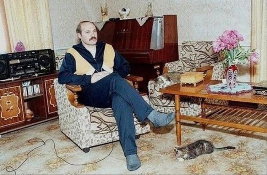Будущий Президент РБ Александр Лукашенко в конце 1980-х - в начале 1990-х .