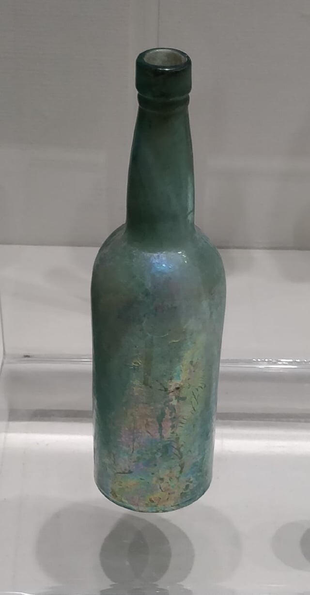16. Стеклянная бутылка вина, династия Юань (1271–1368 гг. н.э.)