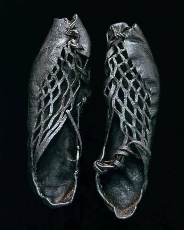 13. Пара туфель сложной формы, созданных 2300 лет назад. Они принадлежали немцу из Дамендорфа