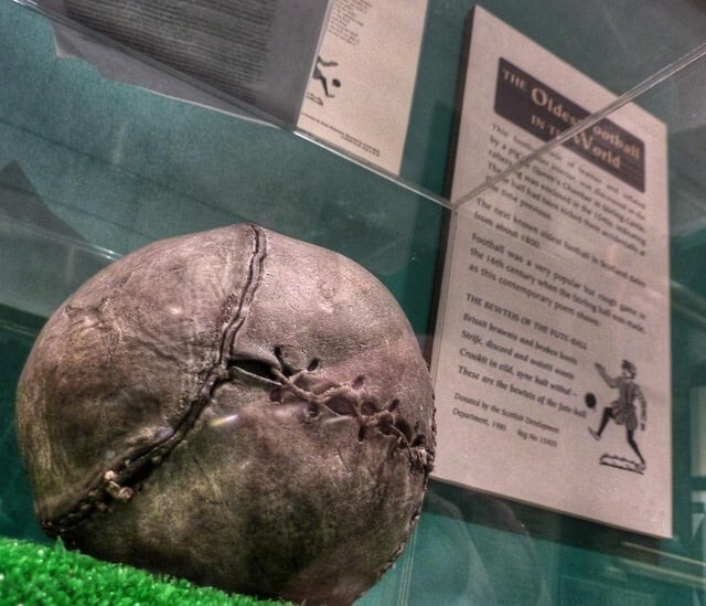 1. Один из старейших известных футбольных мячей, найденный в Шотландии, 16 век