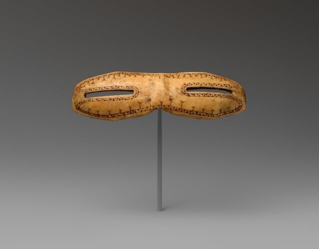 15. Зимние очки из моржовой кости, культура Туле, изготовлены около 800-1200 гг. н.э.