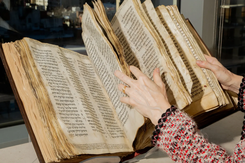 Старейшая почти полная еврейская Библия выставлена на аукцион