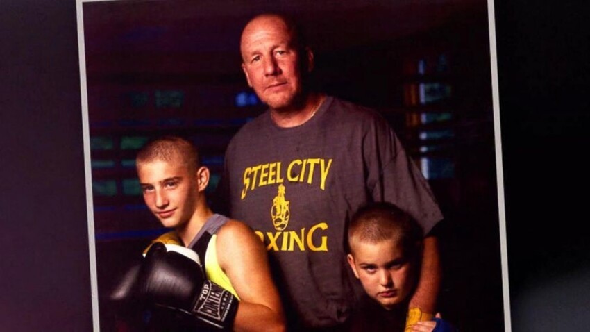 Тренер по боксу спас двух мальчишек от домашнего насилия, усыновив их