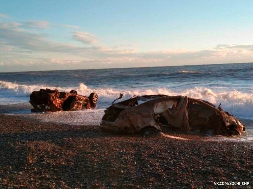 В Сочи шторм выбросил на берег два покорёженных автомобиля
