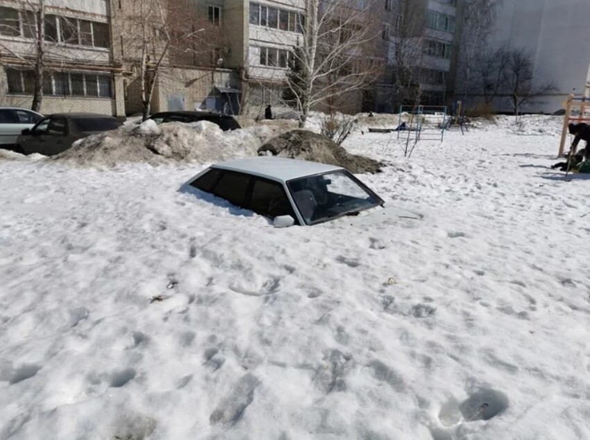 Что будет, если вовремя не освободить автомобиль из снежного плена