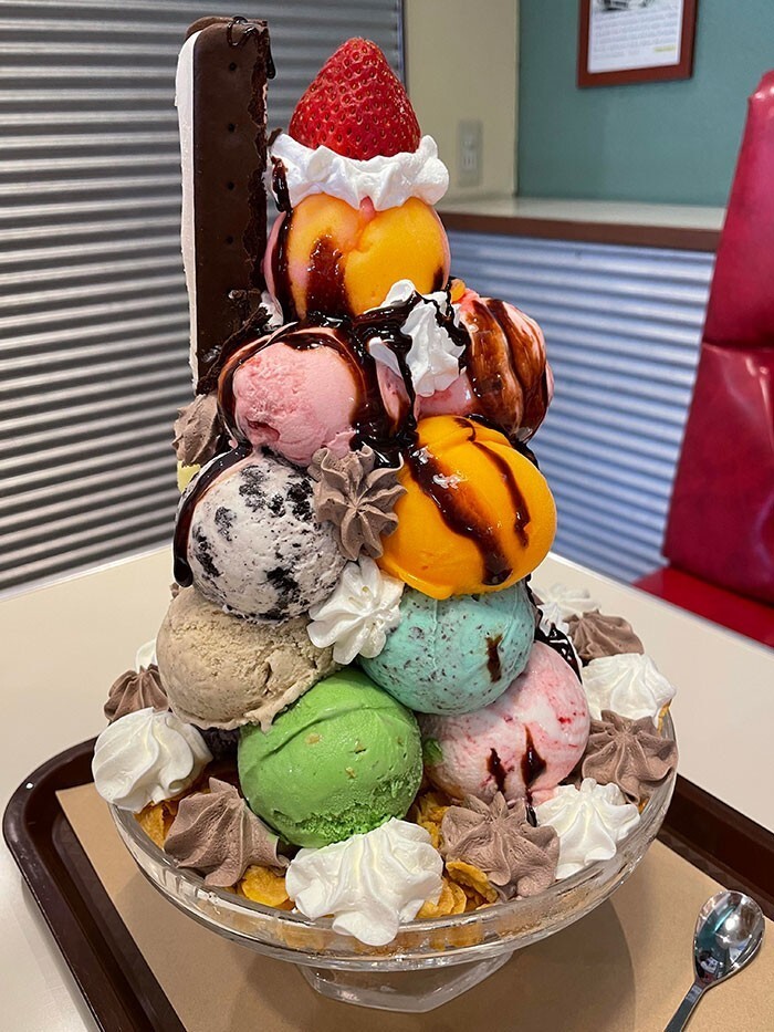 Фруктово-шоколадный десерт с мороженым, одна штука