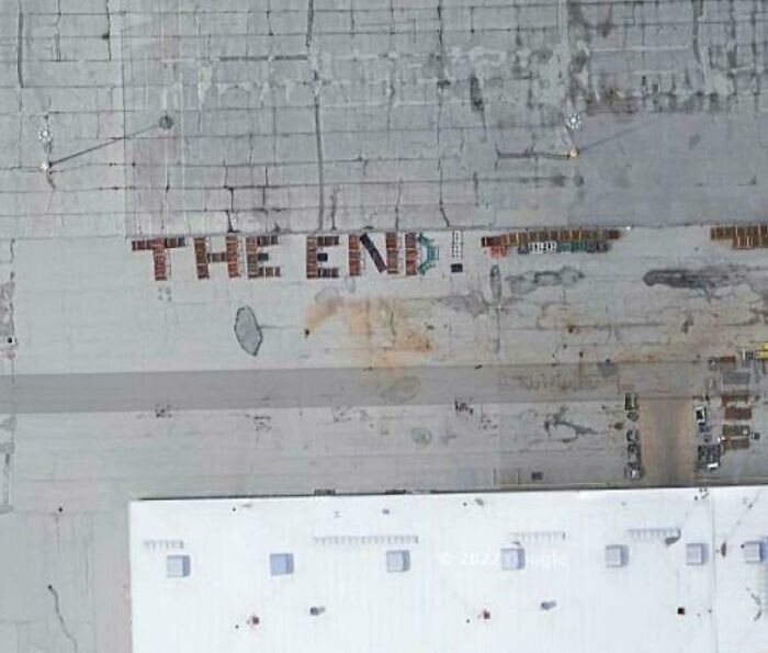 20. Слово "Конец!", выложенное транспортными контейнерами рядом с автомобильным заводом Rivian в Нормале, штат Иллинойс (40.5140640, -89.0546155)