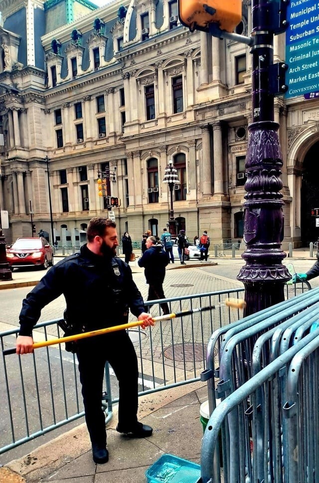 Полиция Филадельфии смазывает уличный столб маслом, чтобы гуляки не могли взобраться на него после Суперкубка
