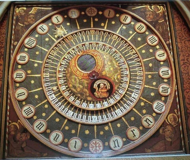 Оригинальный средневековый циферблат часов собора Уэллса, созданный примерно в 1325 году, когда церковная догма все еще утверждала, что Земля находится в центре Вселенной, а Солнце (внешнее кольцо) и Луна (внутреннее кольцо) вращаются вокруг нас