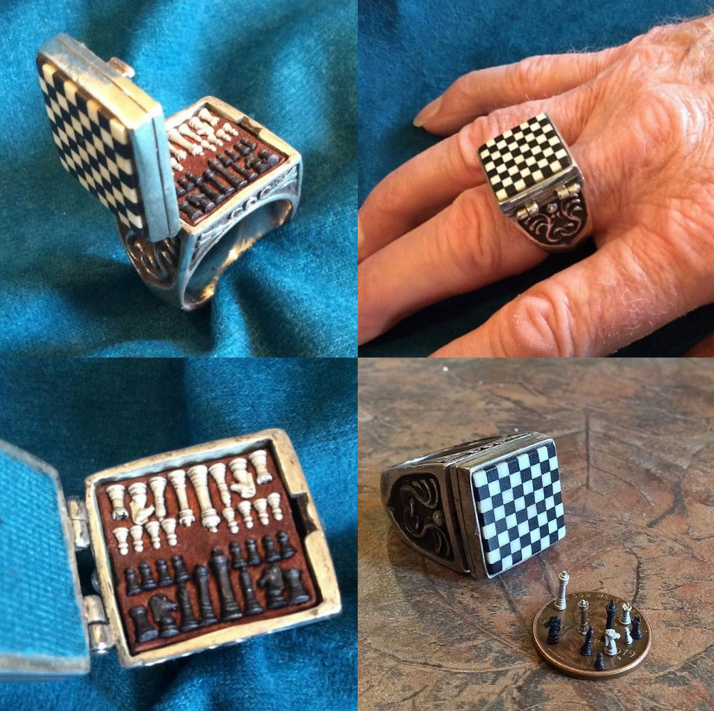 Миниатюрные шахматы в кольце, которое выполнено в виде шахматной доски